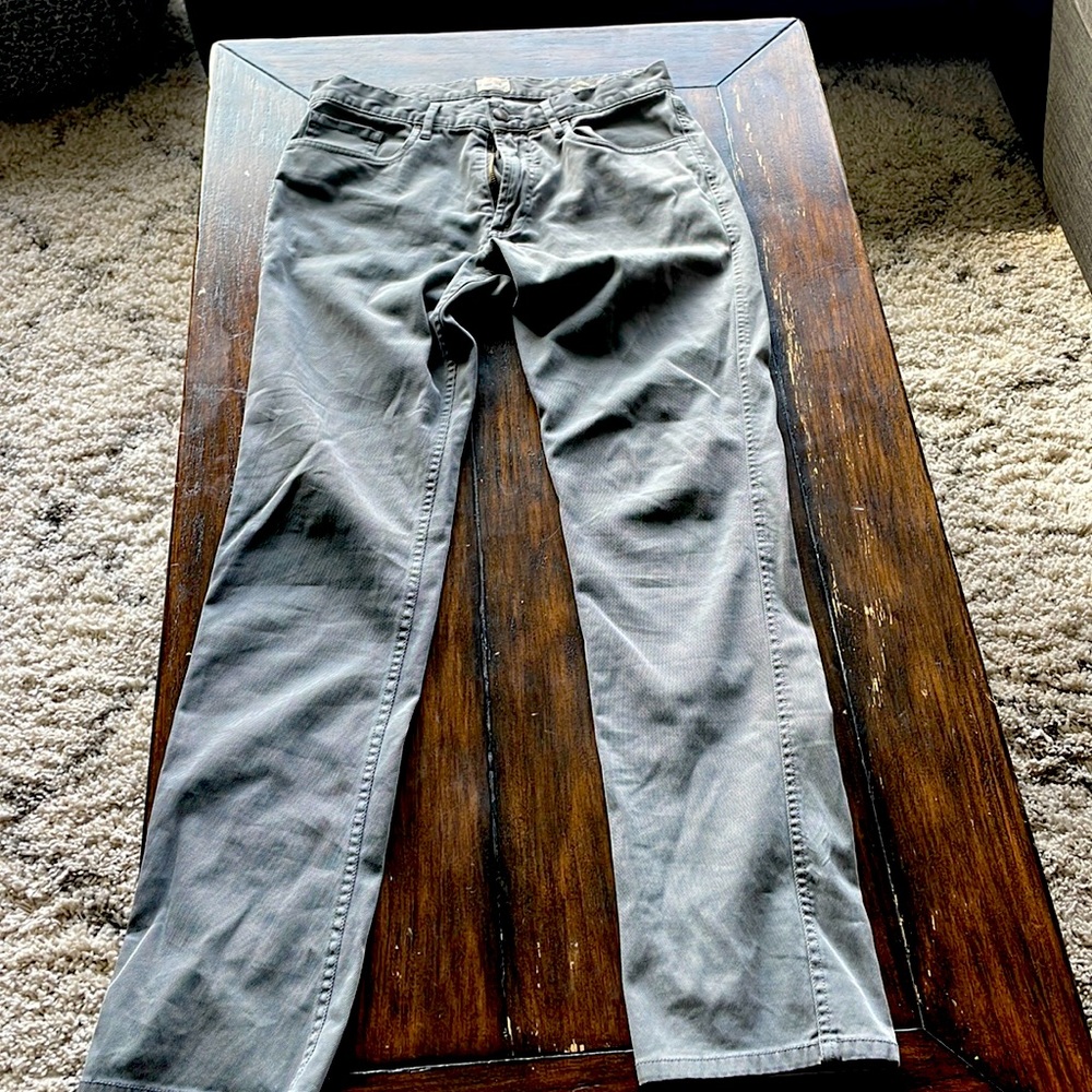 Gently worn Faherty Comfort Twill pants in graphite. Size 30.